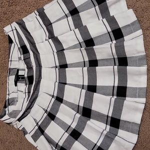 Forever 21 Pleaded Skirt Size Meium cute Plaid Style that's Black,white and Gray